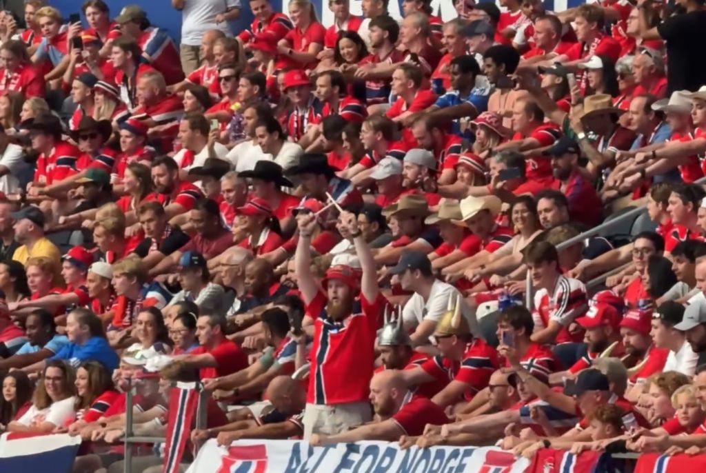 The celebration of receiving a Viking rowing boat was well received by a large number of fans. Photo: Cut from video