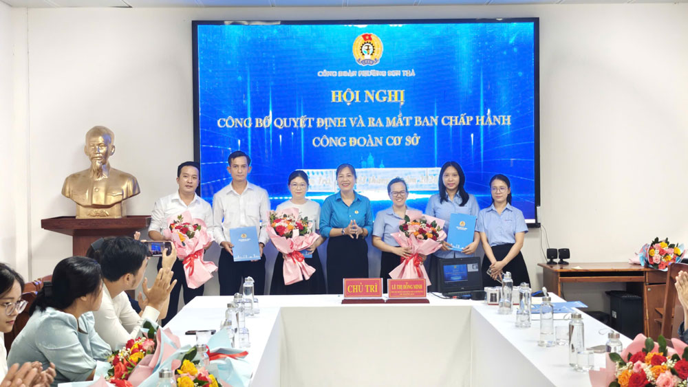 Son Tra Ward Trade Union launches 8 grassroots trade unions, admitting 299 new union members. Photo: Da Nang Trade Union
