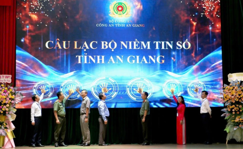 Các đại biểu thực hiện nghi thức ra mắt Câu lạc bộ “Niềm tin số tỉnh An Giang”. Ảnh: Bình An