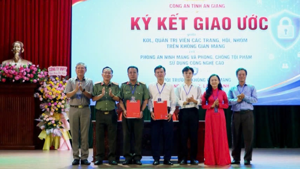 Representatives of KOL, administrators sign agreements with the Cyber Security and High-Tech Crime Prevention Department of An Giang Provincial Police. Photo: An Giang Police provided