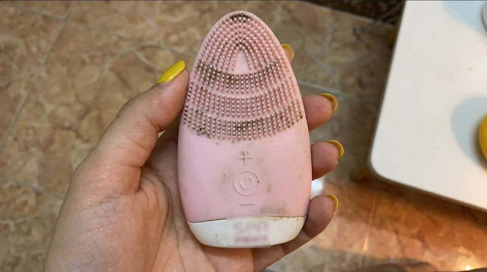 Clean facial cleansers regularly to avoid harming the skin. Photo: Tuan Dat