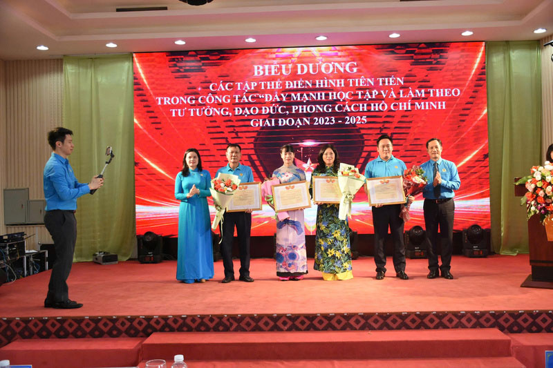 Biểu dương các tập thể điển hình tiên tiến trong công tác “Đẩy mạnh học tập và làm theo tư tưởng, đạo đức, phong cách Hồ Chí Minh”