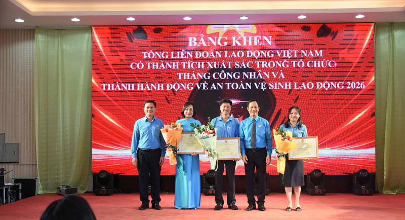Khen thưởng tổ chức, cá nhân có thành tích xuất sắc trong tổ chức Tháng công nhân và Tháng hành động về an toàn vệ sinh lao động 2026. Ảnh: Trần Việt