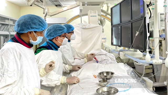 Doctors perform surgery for stroke patients. Photo: Nguyen Ly