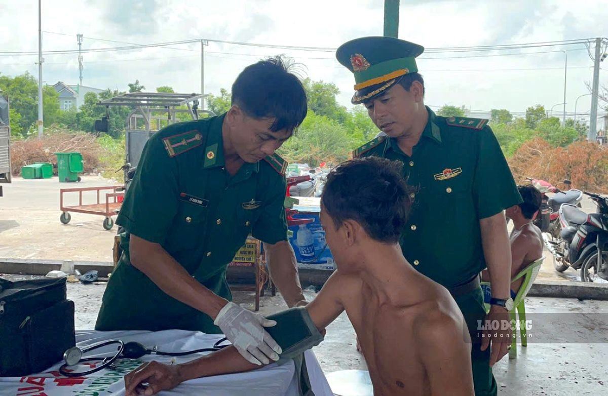 Lực lượng quân y thăm khám, kiểm tra sức khỏe các thuyền viên. Ảnh: Duy Tuấn
