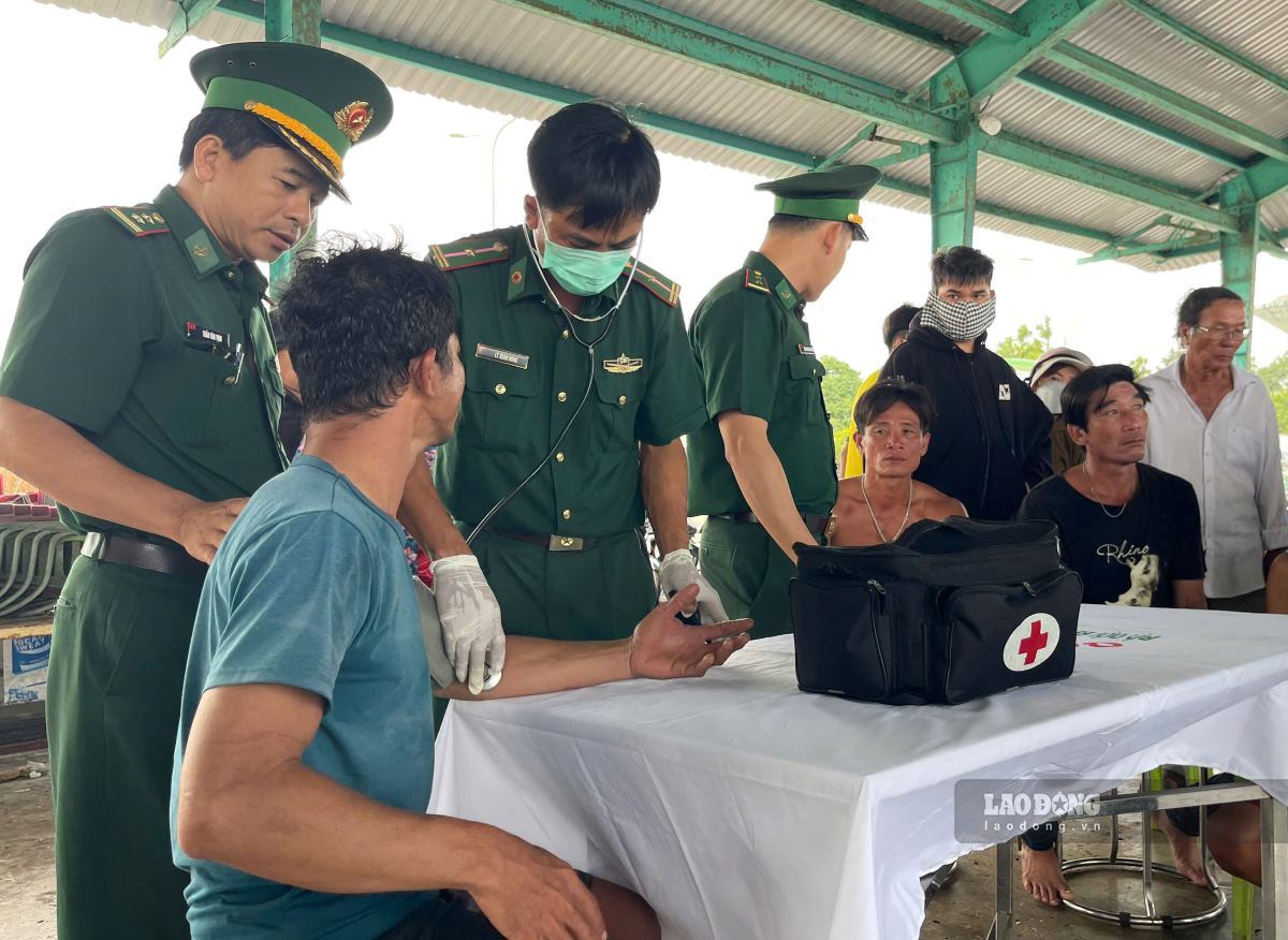 Sailors who survived the shipwreck were checked for health as soon as they returned to shore. Photo: Duy Tuan
