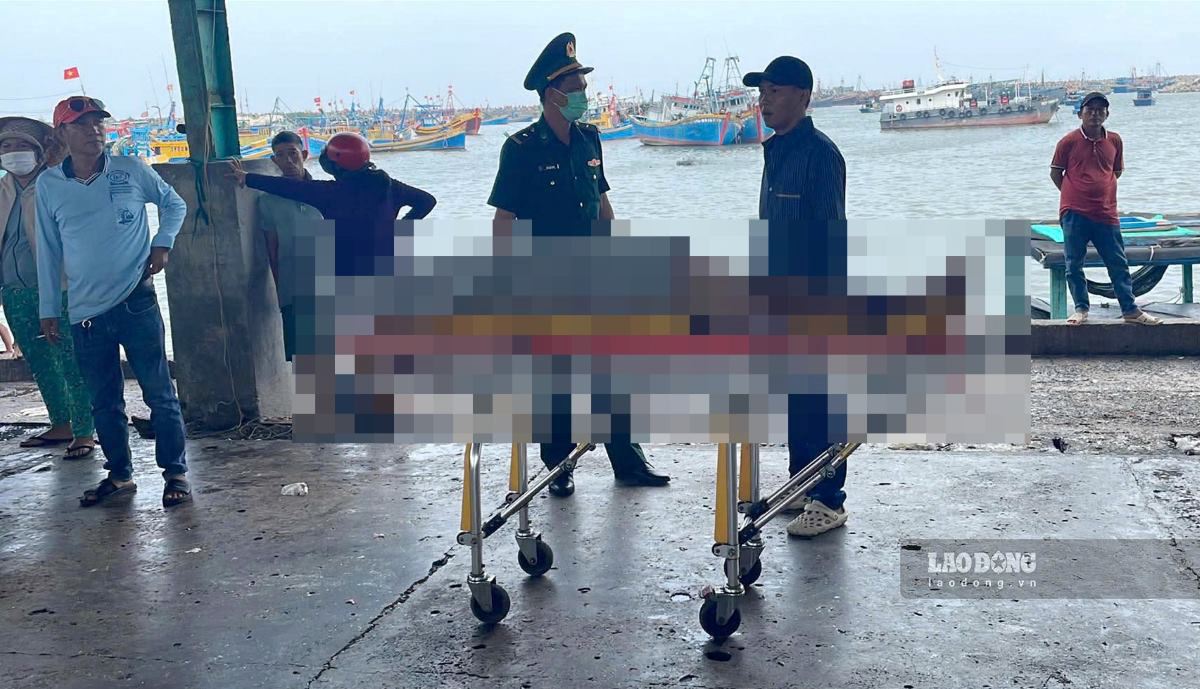 Thi thể thuyền viên được đưa vào bờ. Ảnh: Duy Tuấn