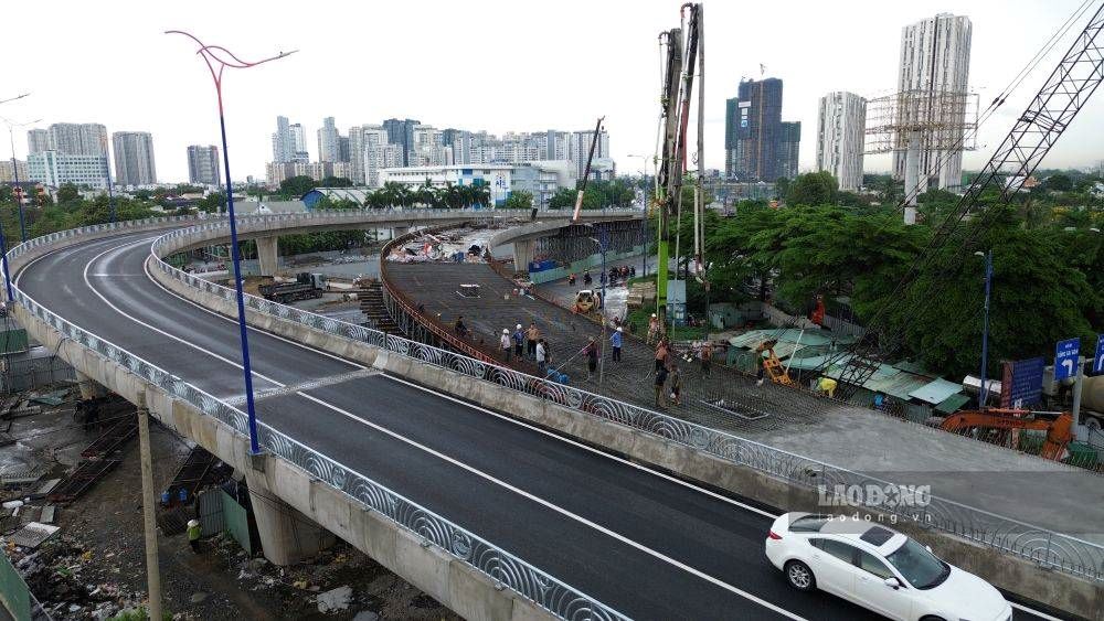 Thi công nhánh cầu vượt N4 thuộc dự án nút giao An Phú (TPHCM). Ảnh: Anh Tú
