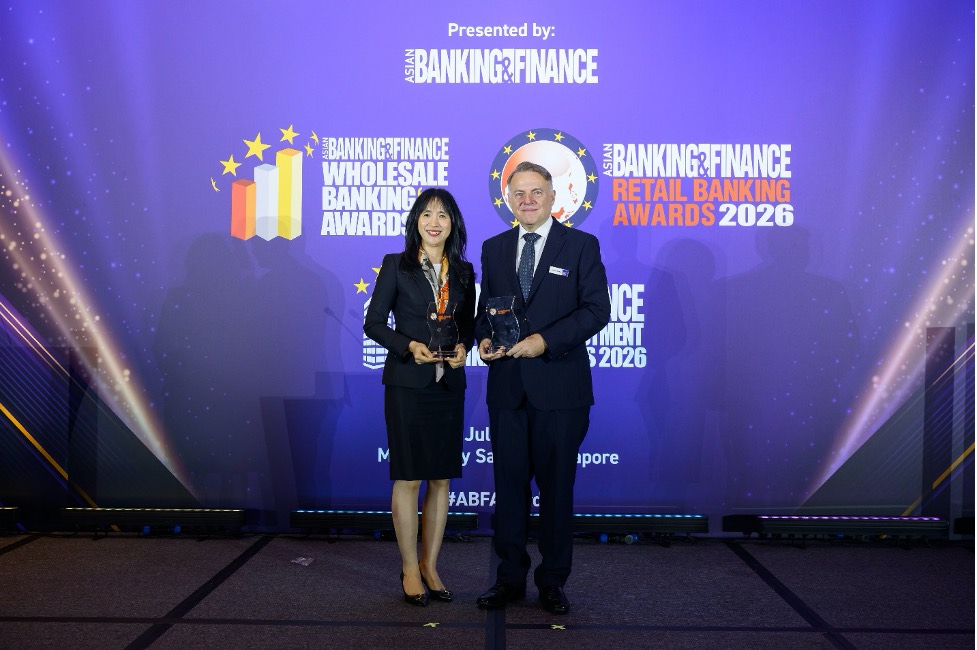 Bà Nguyễn Thị Linh Chi - Phó Tổng Giám đốc PVcomBank đại điện Ngân hàng nhận 02 giải thưởng uy tín từ tạp chí ABF. Ảnh: PVcomBank.