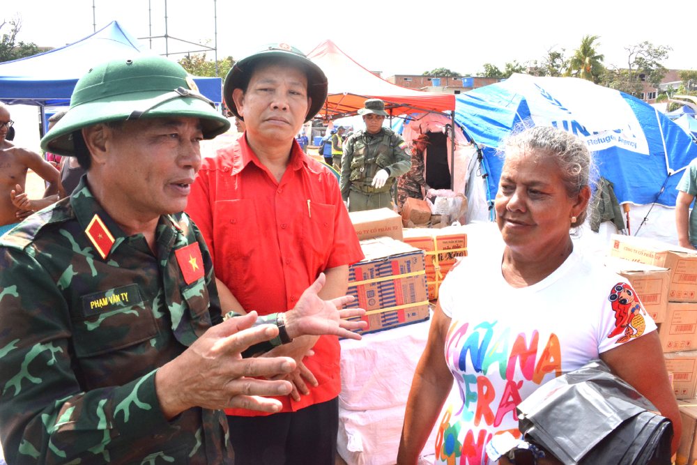 Major General Pham Van Ty, Deputy Director of the Department of Rescue and Relief (General Staff), Head of the Vietnamese delegation participating in overcoming the consequences of the earthquake in Venezuela, shared with local people. Photo: Propaganda and Training Department