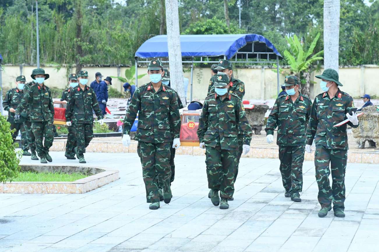 Steering Committee 515 of Can Tho city deploys sampling of 1,324 graves without information at O Mon Martyrs' Cemetery. Photo: Military Region 9