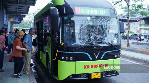 130,000 free bus trips at Ring Road 1. Photo: Minh Hanh