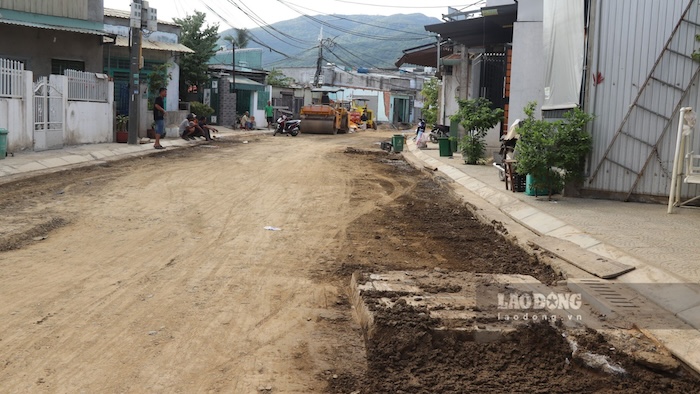The vertical drainage system and sidewalk curbs on the route are still in the process of completion, causing difficulties for people's travel during the rainy season. Photo: Nguyen Linh