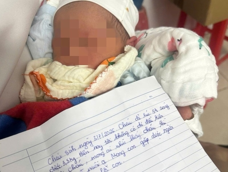 Papel dejado junto al bebé recién nacido abandonado en Lang Son. Foto: Comité Popular de la comuna de Thien Tan