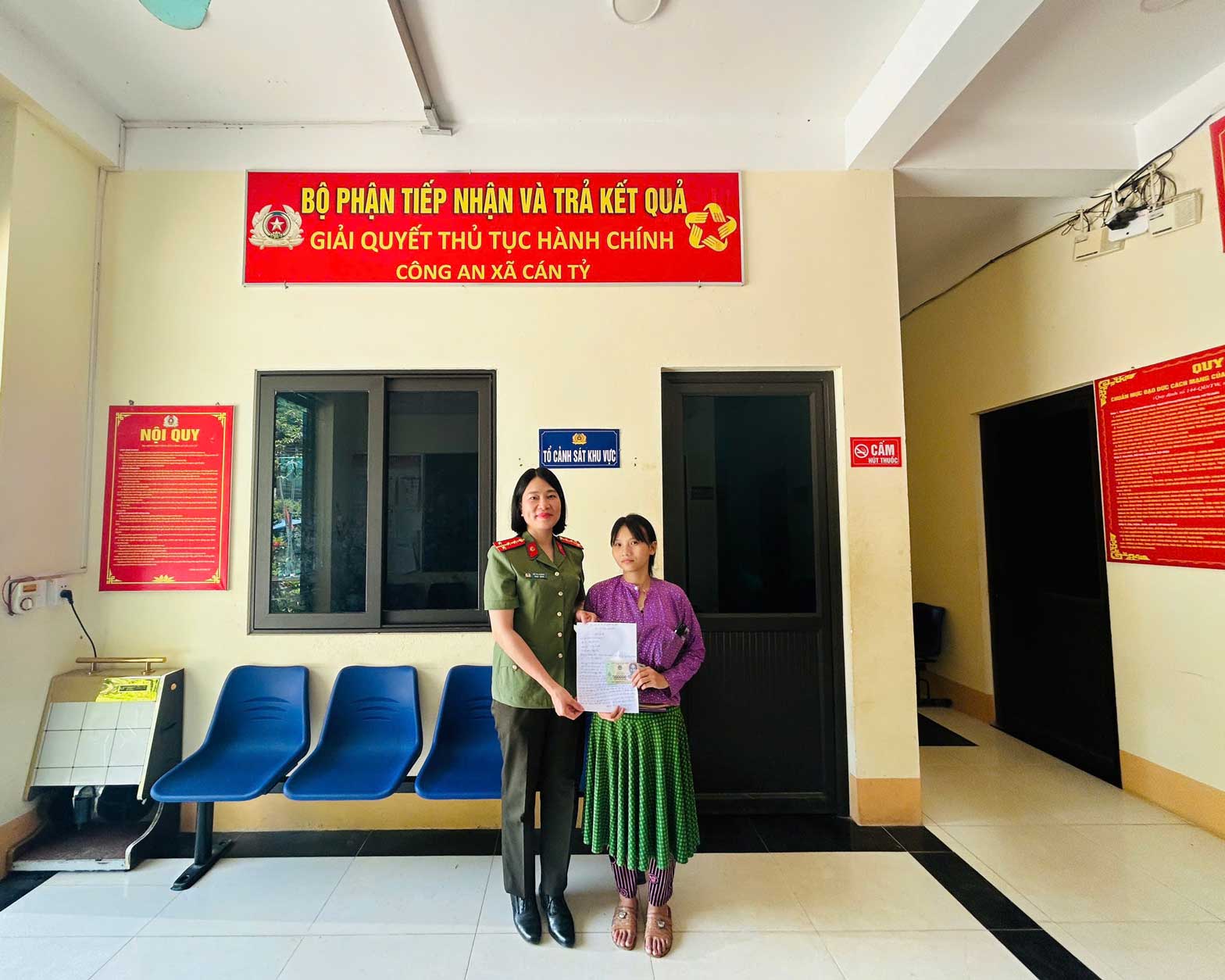 La police de la commune de Can Ty aide une femme à récupérer son argent après près d'une heure passée dans un piège d'escroquerie. Photo: Police de Tuyen Quang