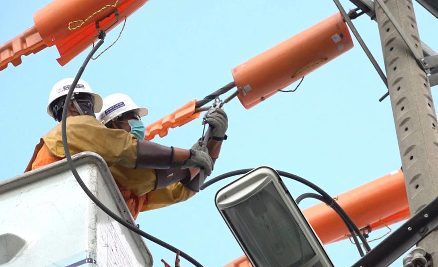 The construction and repair of the 22kV medium-voltage power line currently carrying electricity (Hotline) has digitized the entire registration and work schedule coordination process, helping the city's electricity flow to be maintained continuously even during grid maintenance. Photo: Author provided