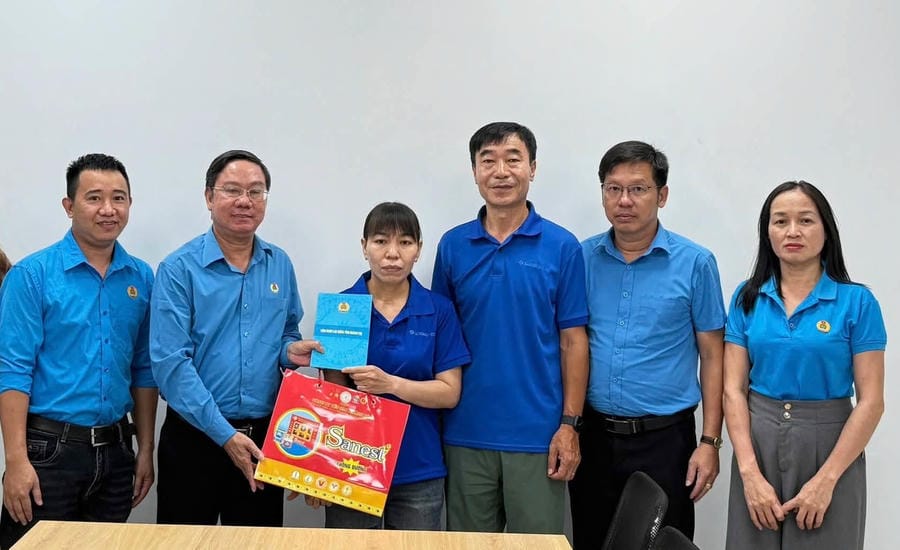 Mr. Nguyen The Lap (2nd from the left) - Chairman of Quang Tri Provincial Labor Federation - presents gifts to female workers (3rd from the left) in difficult circumstances. Photo: Han Nguyen