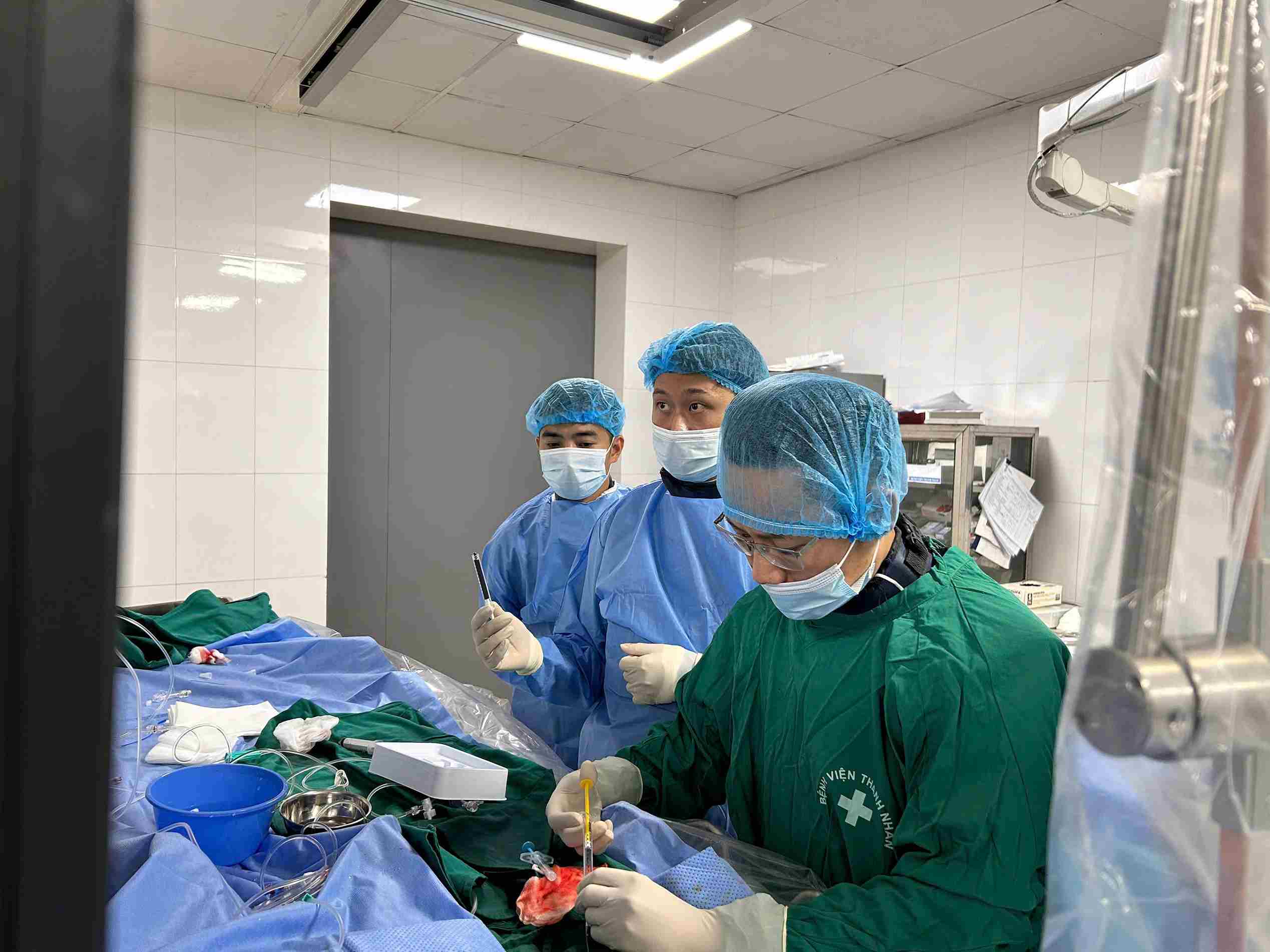 Các bác sĩ đang thực hiện kỹ thuật đặt stent đổi hướng dòng chảy cho bệnh nhân. Ảnh: BVCC