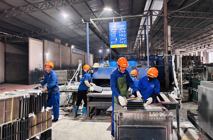 Nhiều doanh nghiệp quay trở lại hoạt động sau thời gian tạm ngừng. Ảnh: Bảo Nguyên