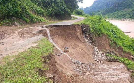 A landslide point caused the road from Huoi So commune to Huoi Long (Dien Bien province) to be temporarily cut off. Photo: Road Joint Stock Company 226