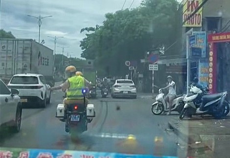 ダナン交通警察が特殊オートバイを使って危険な人々を救助するために道路を開通。写真:CACC