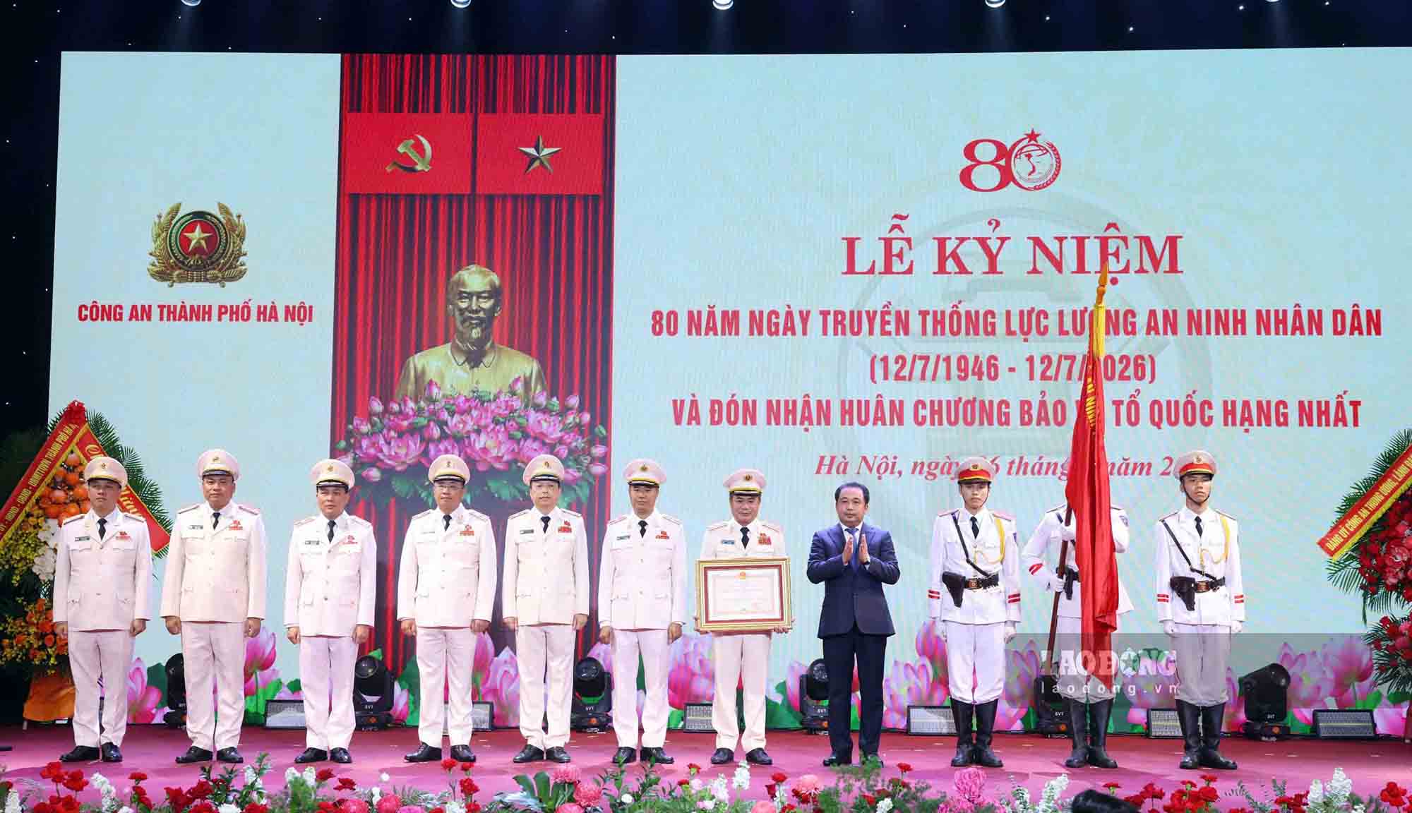 Hanoi City Police honored to receive the First-class Fatherland Protection Medal. Photo: Trung Kien