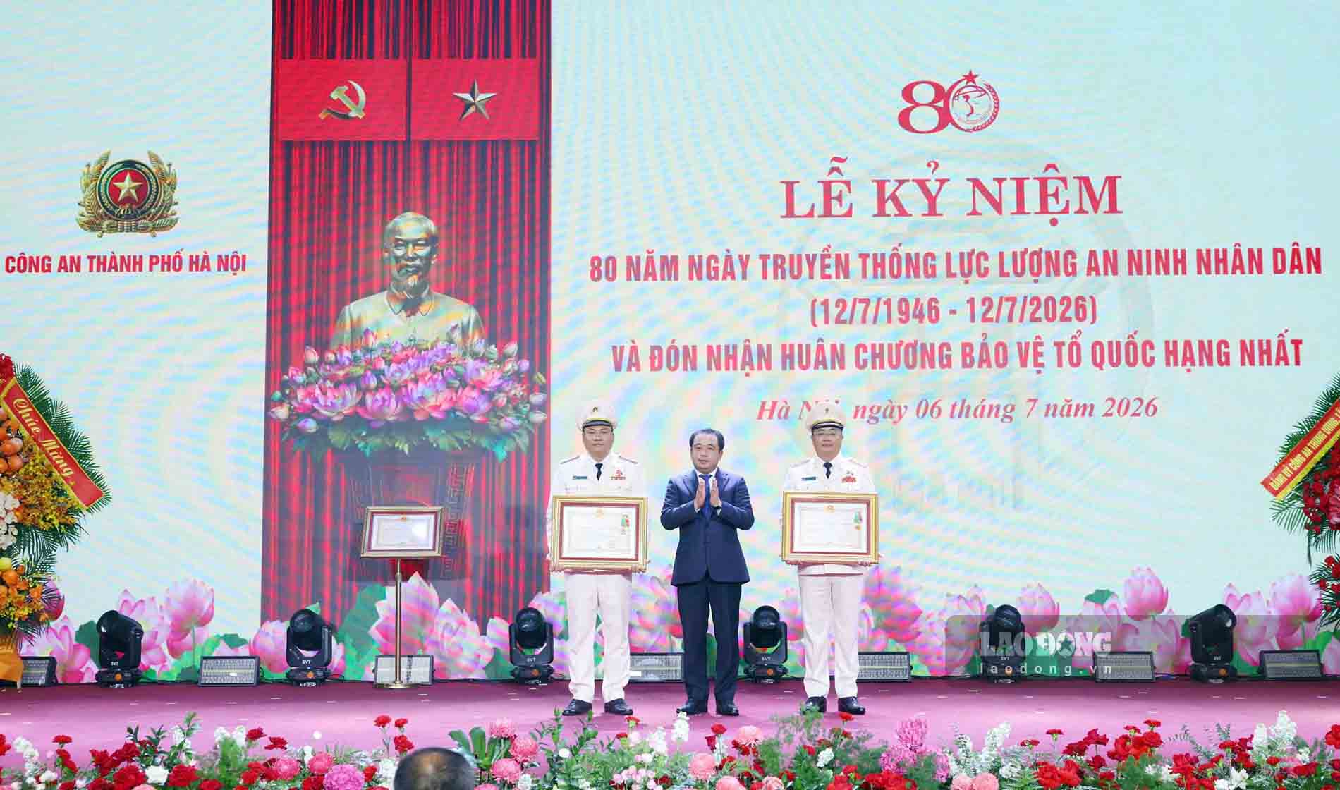 Ủy viên Bộ Chính trị, Bí thư Thành ủy Hà Nội Trần Đức Thắng trao tặng Huân chương Bảo vệ Tổ quốc hạng Nhất cho Thiếu tướng Nguyễn Thành Long và Huân chương Bảo vệ Tổ quốc hạng Nhì cho Đại tá Nguyễn Tiến Đạt. Ảnh: Trung Kiên