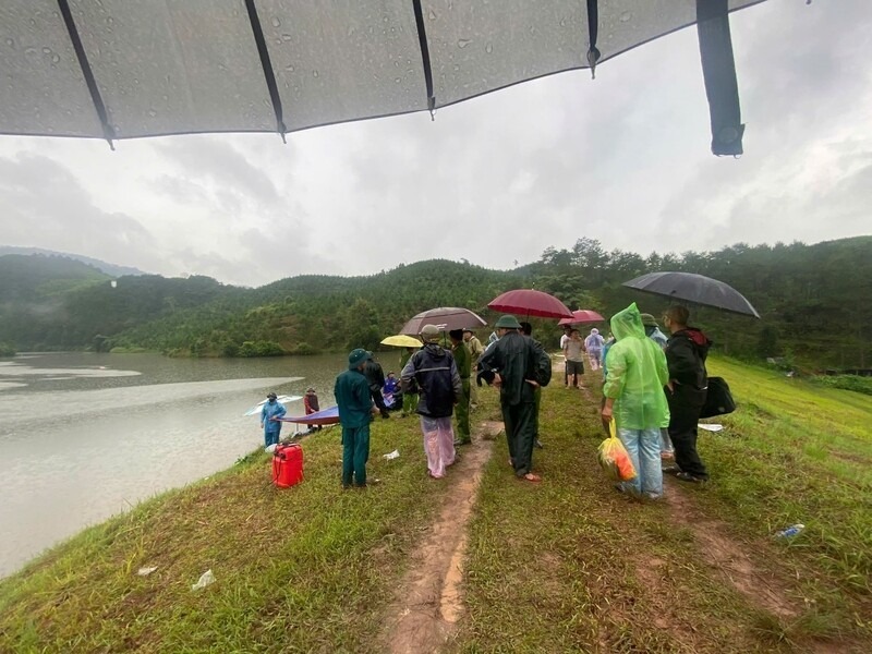 Functional forces searched in the rain for the body of a young man missing while fishing in a lake. Photo: Chau Son Commune