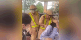 Traffic police open the way to take a 90-year-old man in critical condition to the emergency room. Photo: Quang Tri Traffic Police
