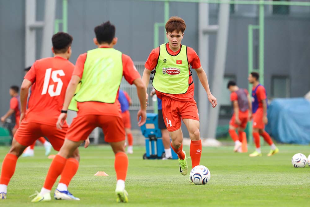 Các tuyển thủ Việt Nam tích cực rèn chiến thuật và thể lực sau trận thắng 6-0 trước Siheung FC. Ảnh: VFF