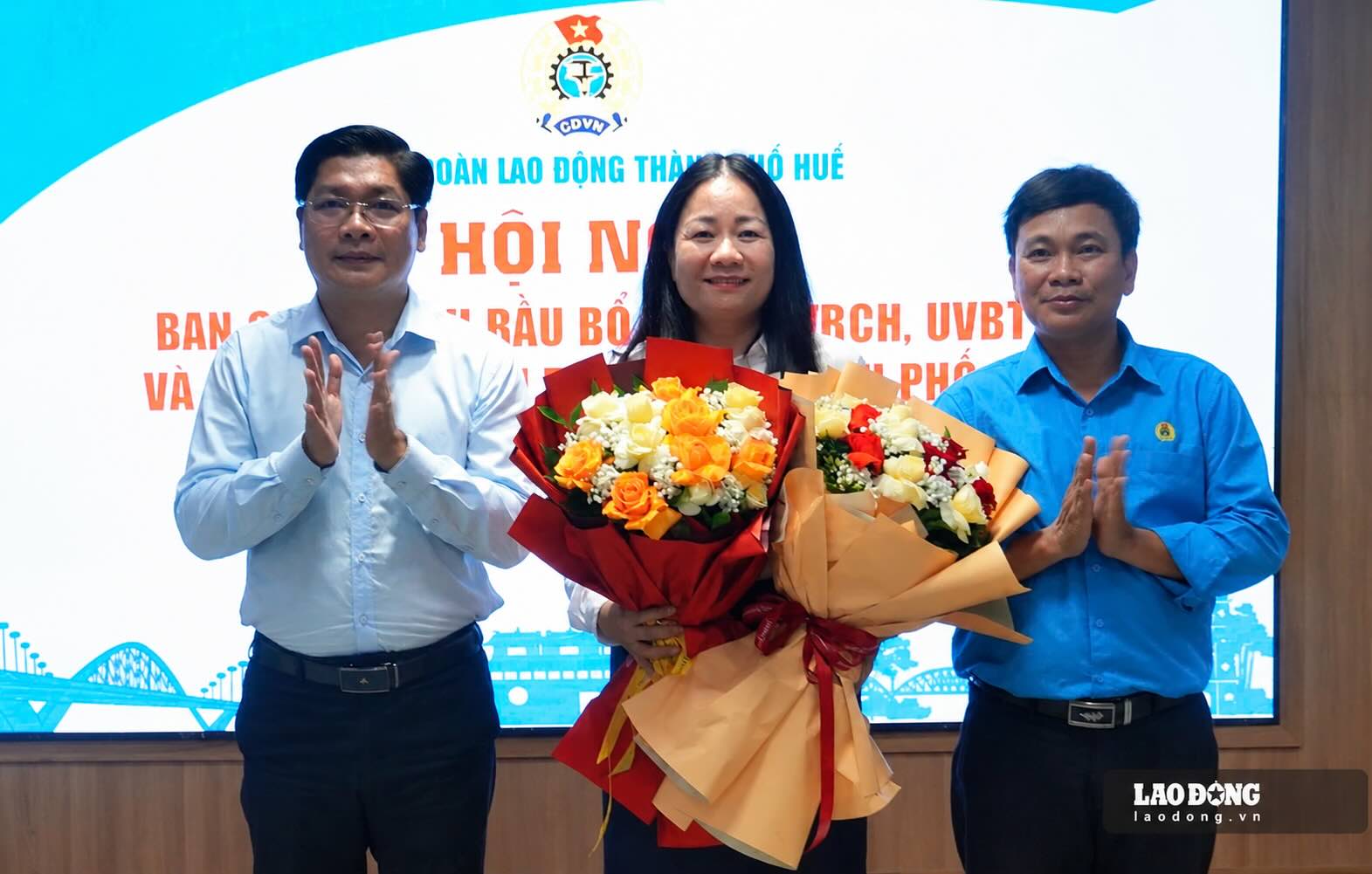 New Chairman of Hue City Labor Federation Tran Thi Kim Loan (middle). Photo: Le Nhu.