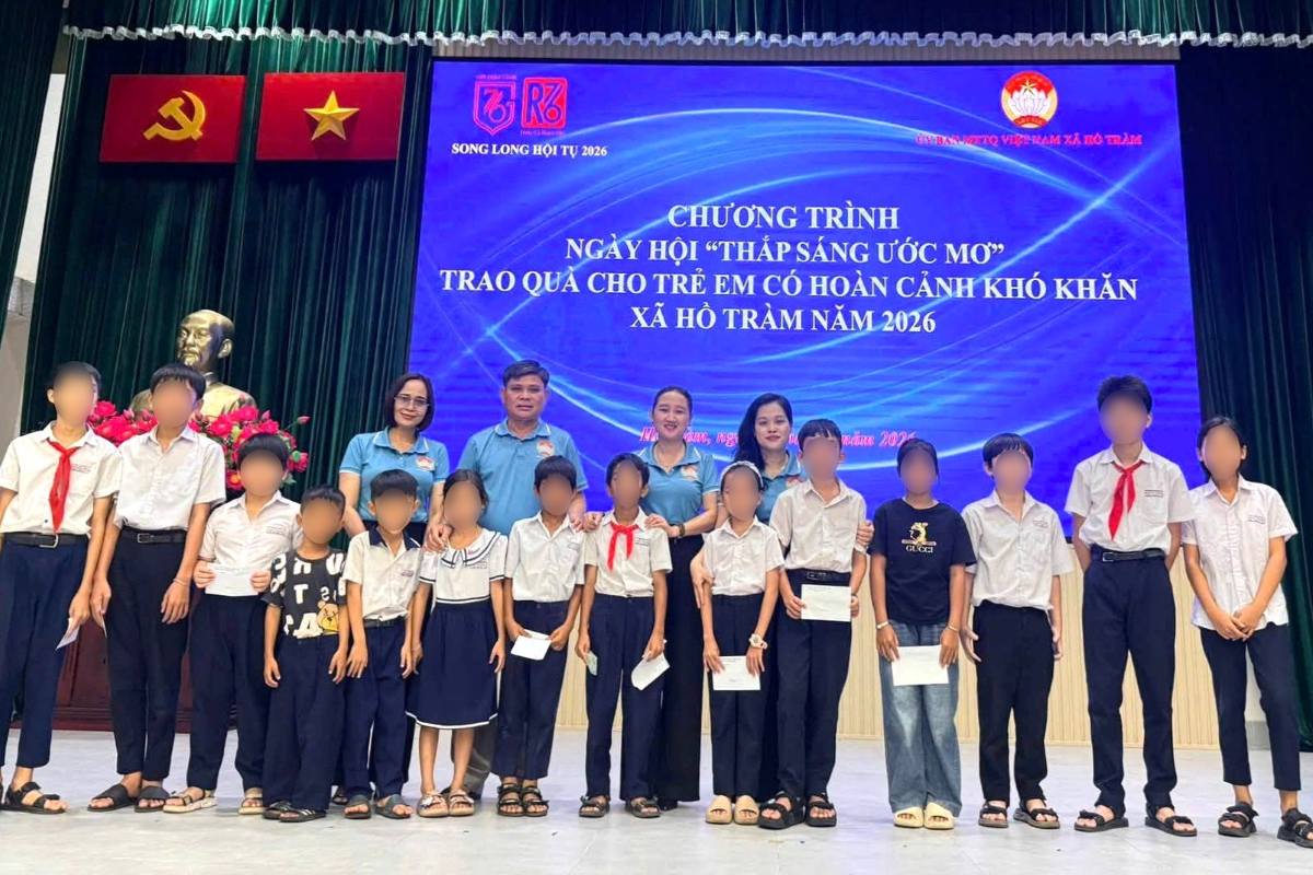 Giving gifts to continue going to school to 151 students in difficult circumstances in Ho Tram commune. Photo: Bao Vy (Provined by Chairman of the Fatherland Front Committee of Ho Tram commune)