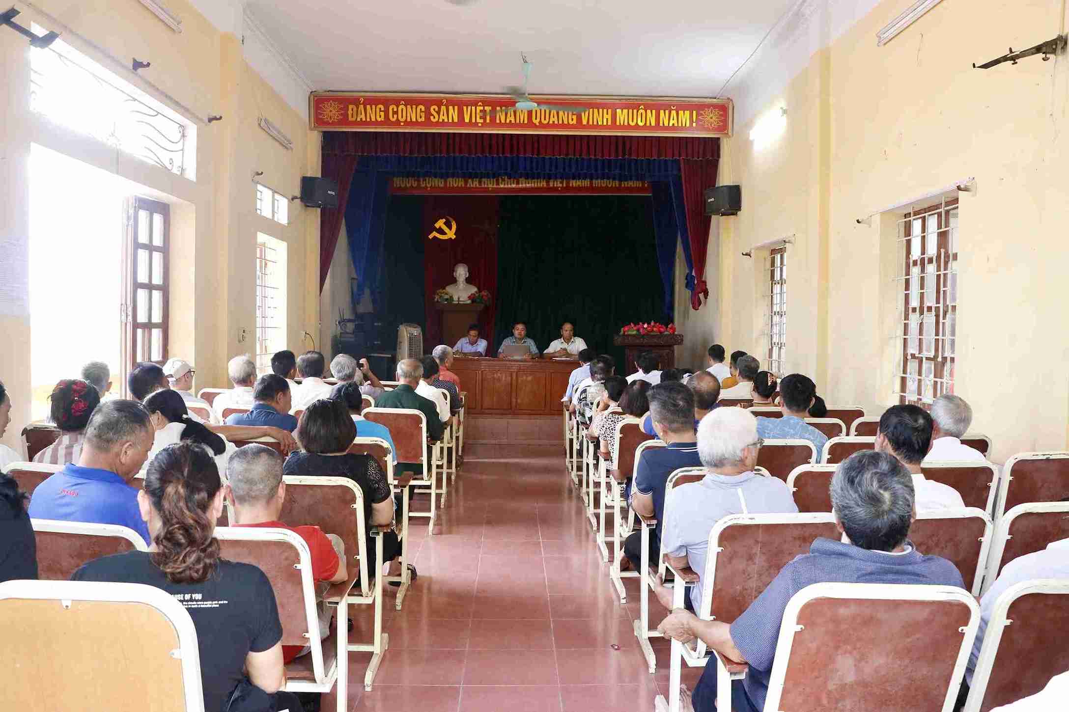 Première réunion de la cellule du parti du village de Đồn Bối après la fusion. Photo: Portail d'information électronique de la commune de Nam Sách
