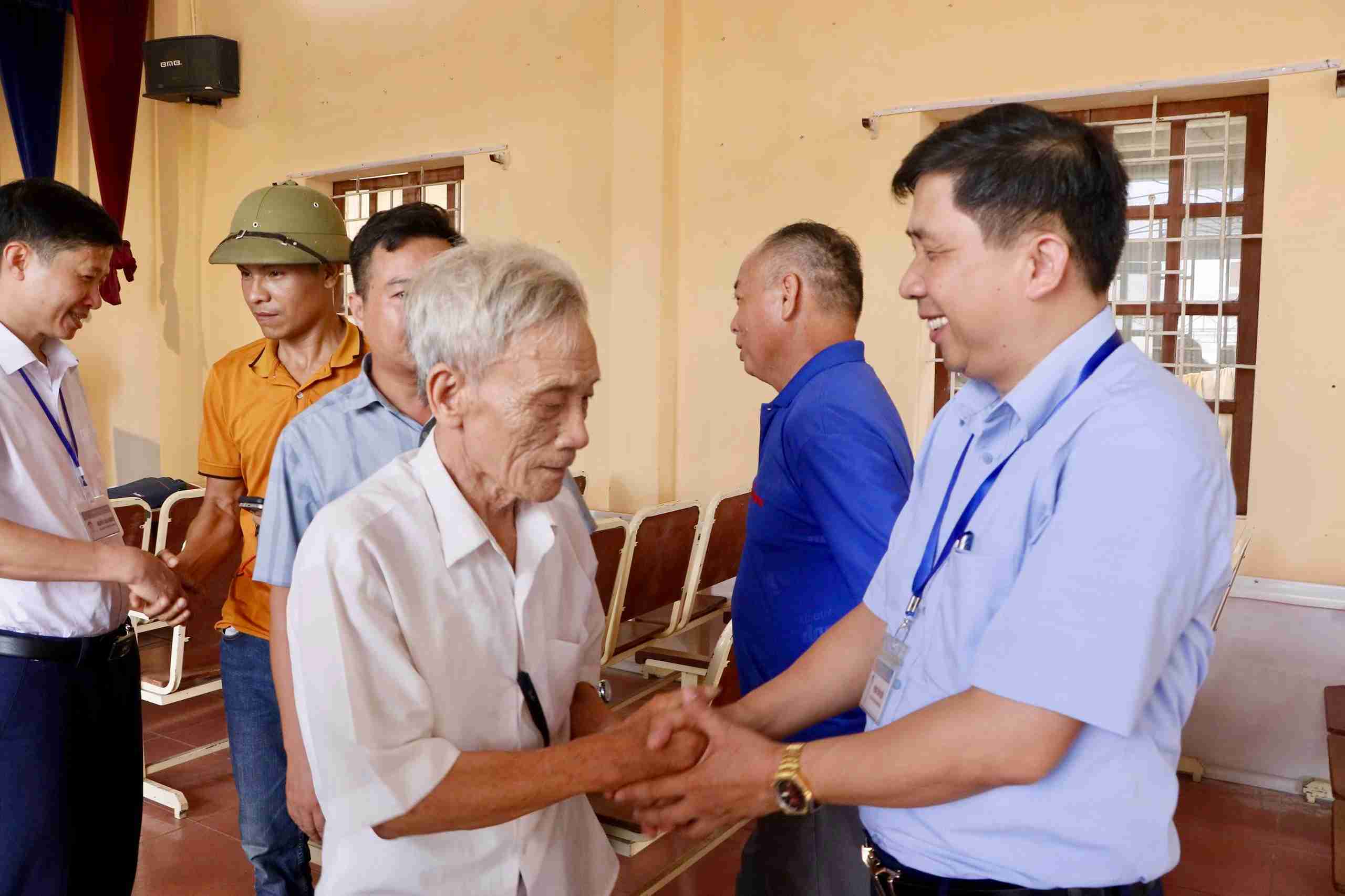 Chủ tịch UBND xã Nam Sách trao đổi, động viên đảng viên Chi bộ thôn Đồn Bối sau buổi sinh hoạt. Ảnh: Cổng TTĐT xã Nam Sách  