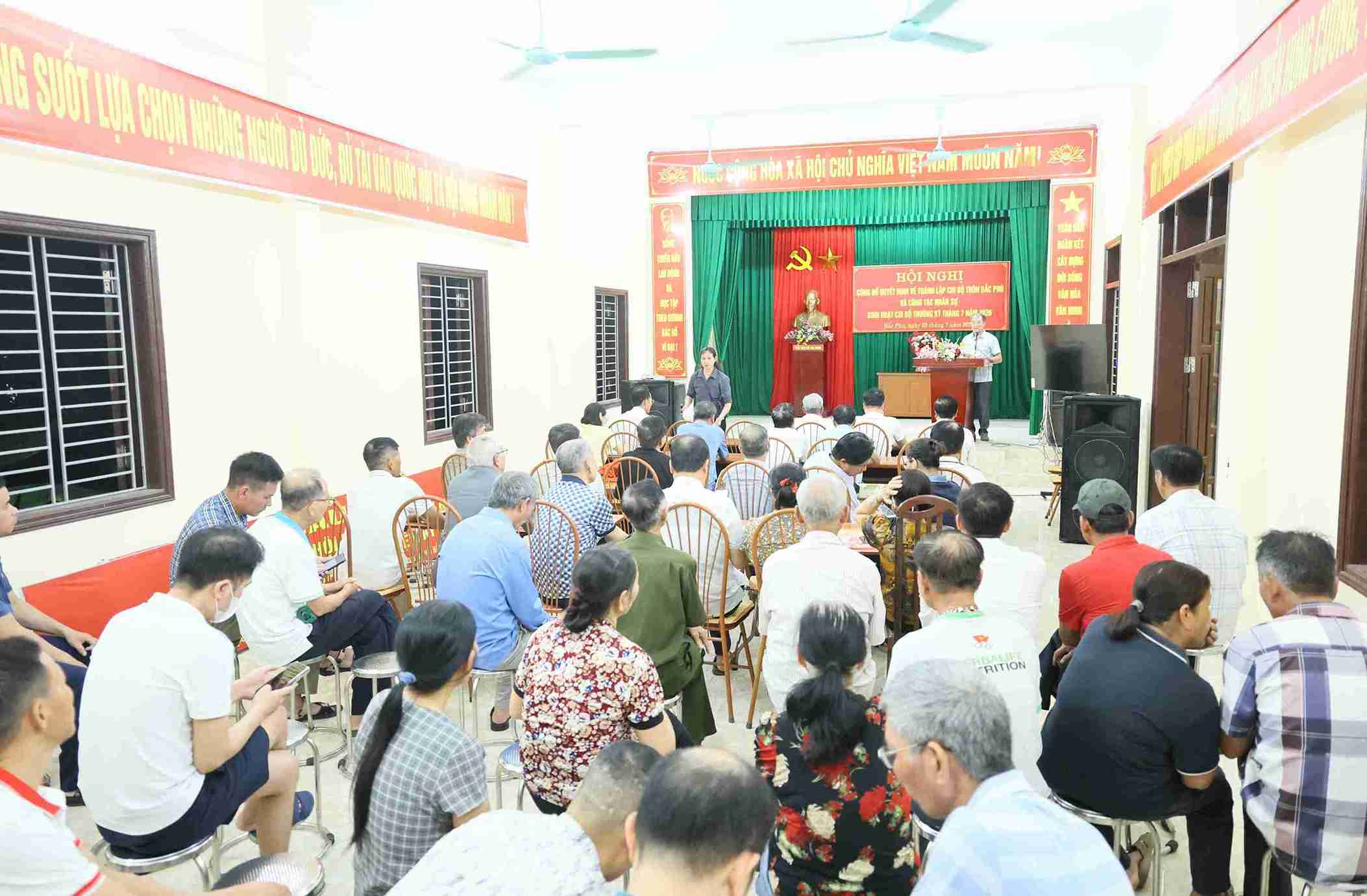 Chi bộ thôn Bắc Phú tổ chức buổi sinh hoạt đầu tiên sau khi sắp xếp, sáp nhập. Ảnh: Cổng TTĐT xã An Phú 