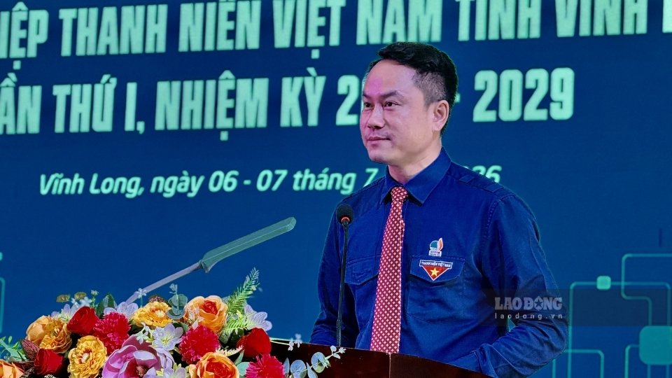 Mr. Nguyen Kim Quy - Secretary of the Central Youth Union, Standing Vice Chairman of the Vietnam Youth Federation delivered a directive speech at the Congress of Delegates of the Vinh Long Provincial Youth Federation. Photo: Hoang Loc