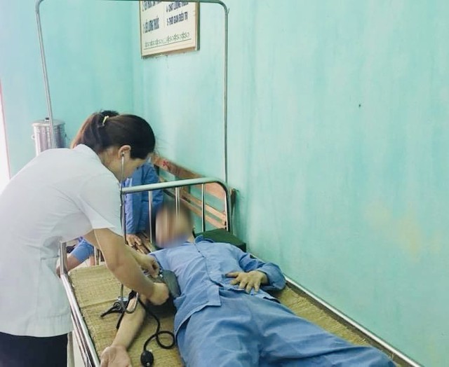 Medical staff and doctors examine the health of students at the Drug Rehabilitation Center in Thanh Hoa province. Photo: VGP/Hoang Giang