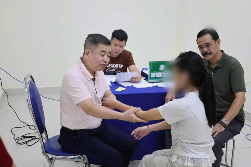 Les médecins examinent et dépistent les enfants handicapés à Sơn La. Photo: Hôpital général provincial de Sơn La