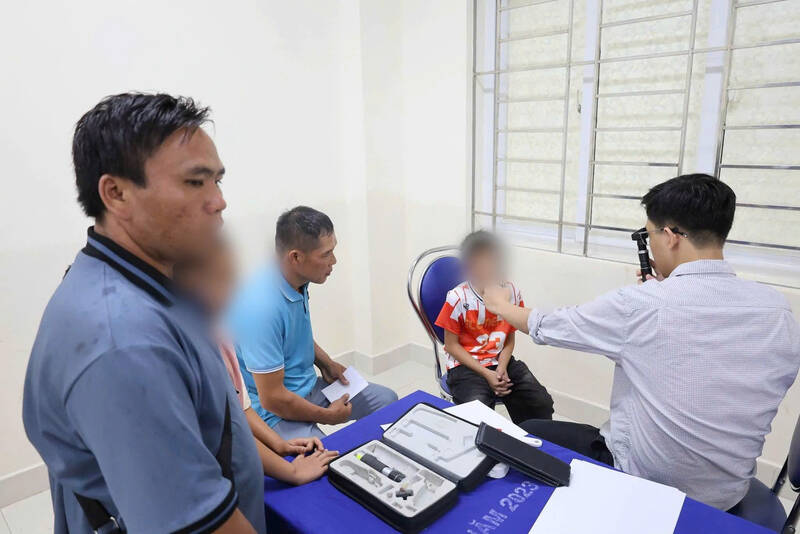 Các bác sĩ khám, sàng lọc và tư vấn cho trẻ em khuyết tật. Ảnh: Bệnh viện Đa khoa tỉnh Sơn La