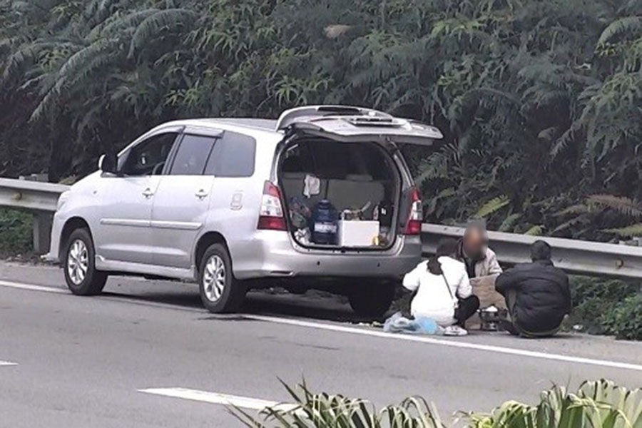 Cars parked on the Noi Bai - Lao Cai expressway. Photo: Traffic Police Department