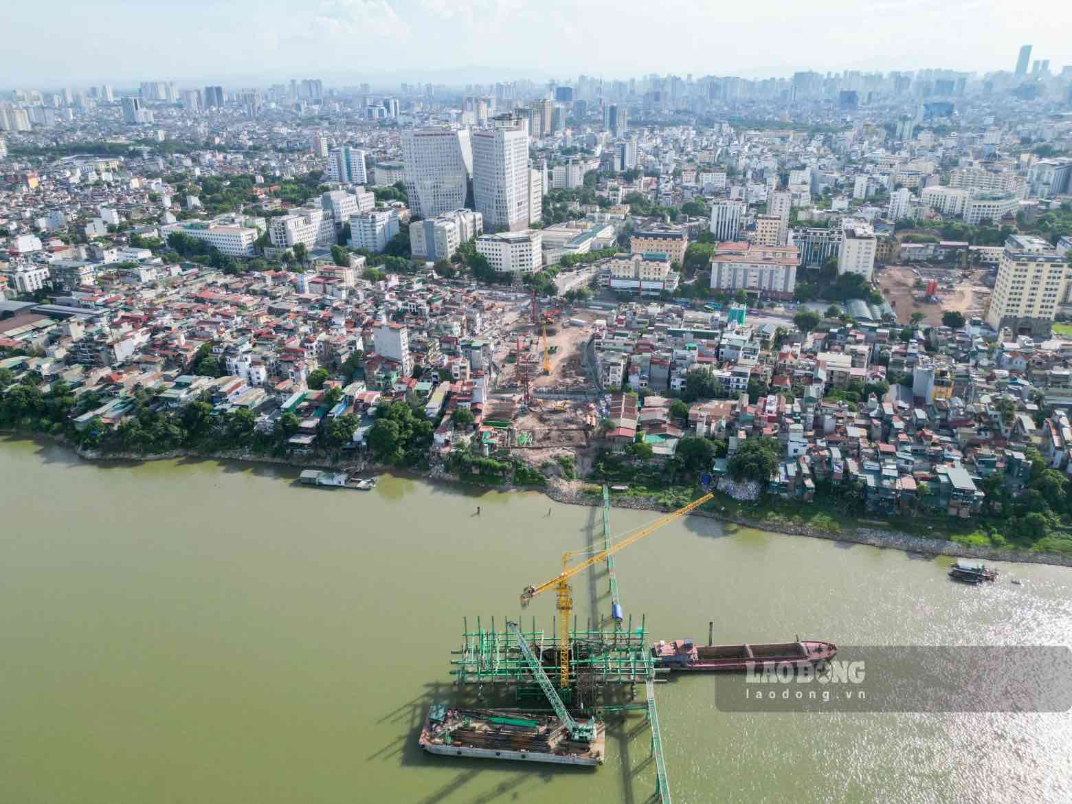Recuperación de 2.000 m2 de terreno en el barrio de Cửa Nam para invertir en la construcción del puente Trần Hưng Đạo. Foto: Hữu Chánh