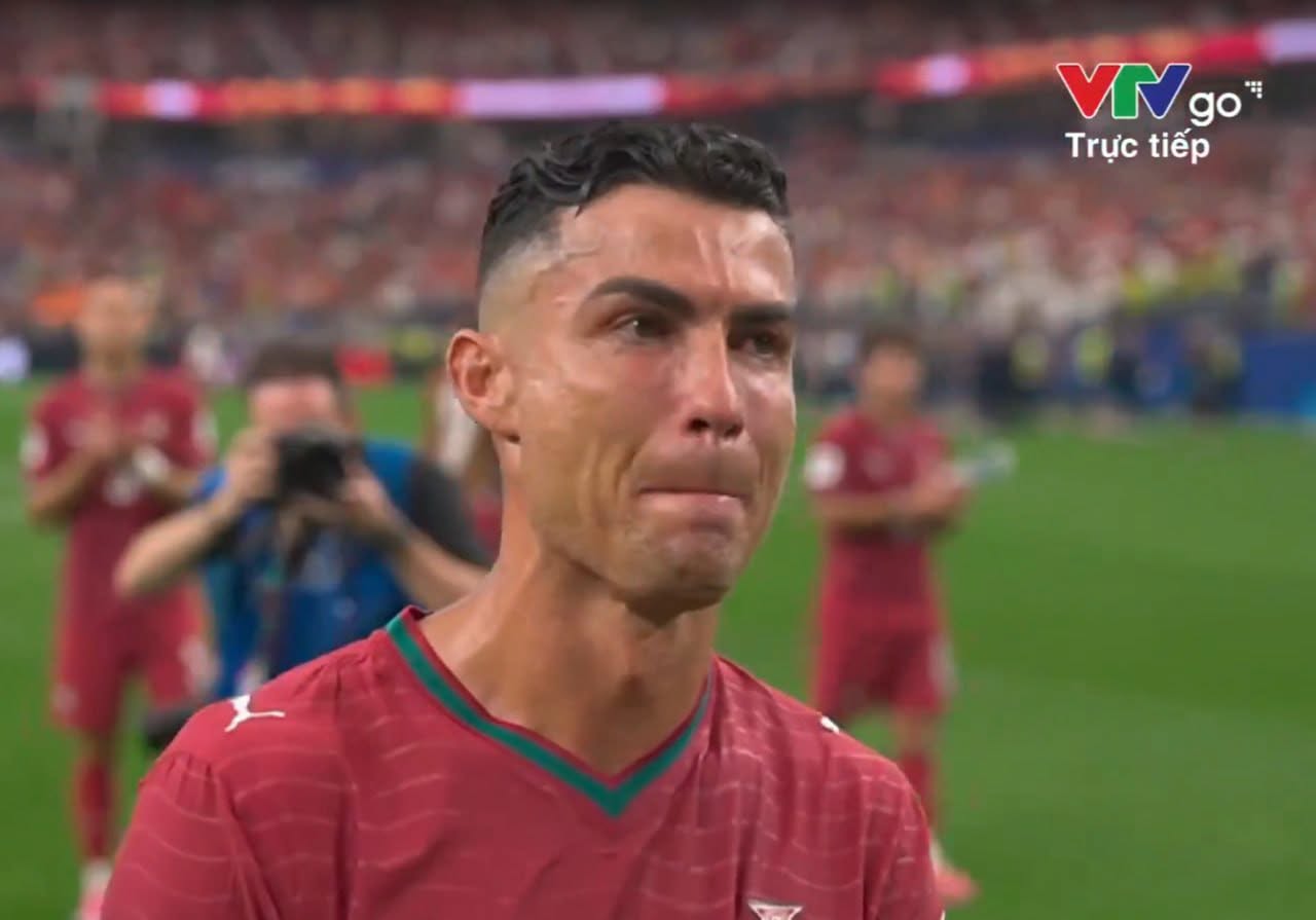 Ronaldo rơi nước mắt sau thất bại của tuyển Bồ Đào Nha. Ảnh: Cắt từ video