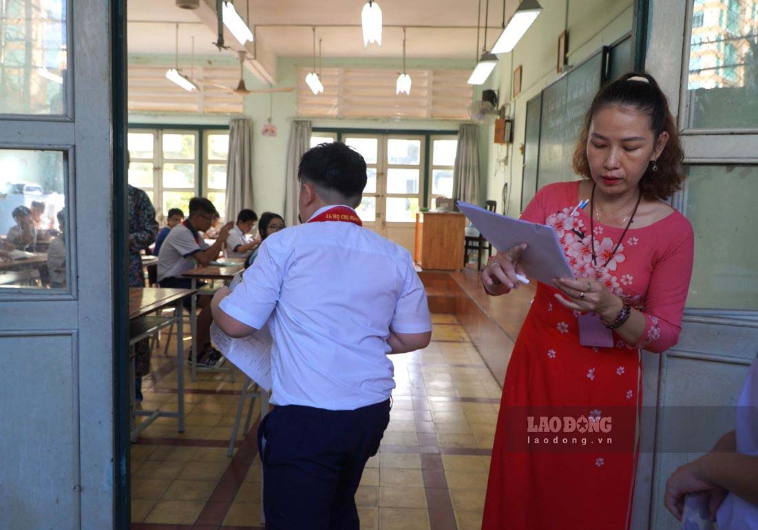 Students participate in the 6th grade enrollment survey of Tran Dai Nghia Secondary and High School for the 2026-2027 school year. Photo: Chan Phuc