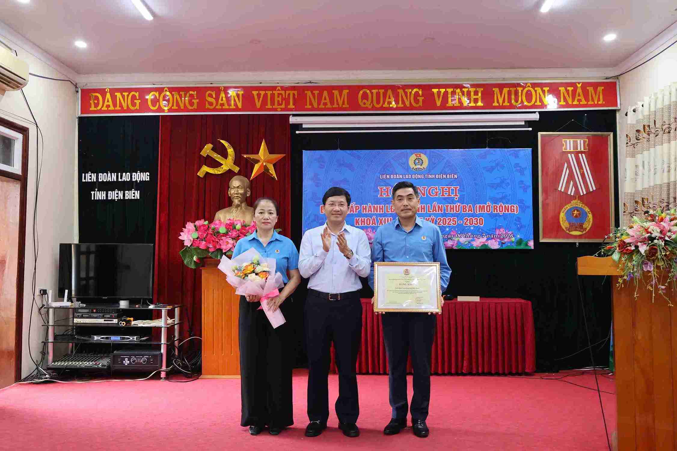 Mr. Mua A Vang - Alternate Member of the Party Central Committee, Deputy Secretary of the Provincial Party Committee, Chairman of the Vietnam Fatherland Front Committee of the province awarded Certificates of Merit from the Executive Committee of the Vietnam General Confederation of Labor to the collective of the Dien Bien Provincial Labor Federation. Photo: Giang Nam (Provincial Labor Federation)