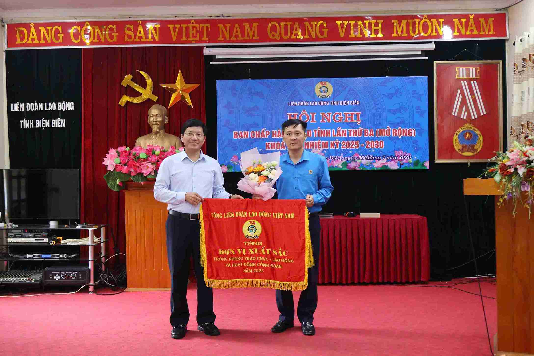 Ông Mùa A Vảng, Ủy viên dự khuyết Ban Chấp hành Trung ương Đảng, Phó Bí thư Tỉnh ủy, Chủ tịch Ủy ban MTTQ Việt Nam tỉnh trao Cờ thi đua của Ban Chấp hành Tổng LĐLĐ Việt Nam cho Công đoàn cơ sở Trung tâm Kiểm soát bệnh tật tỉnh Điện Biên. Ảnh: Giang Nam (LĐLĐ tỉnh)