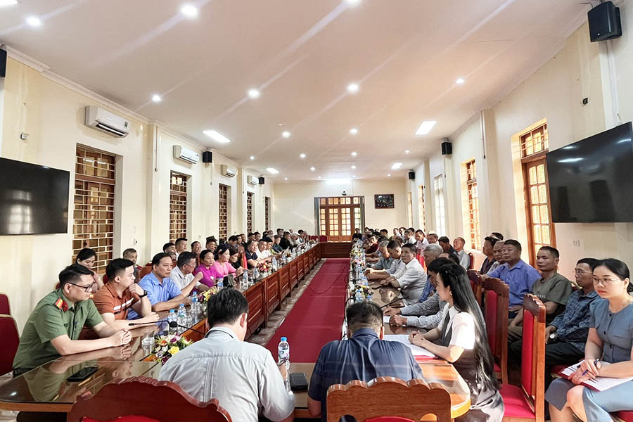 Buổi gặp mặt những người có uy tín tỉnh Lào Cai  trước khi xuất phát đi tham quan, học tập tại các tỉnh trong cả nước. Ảnh: Cổng TTĐT Công an Lào Cai