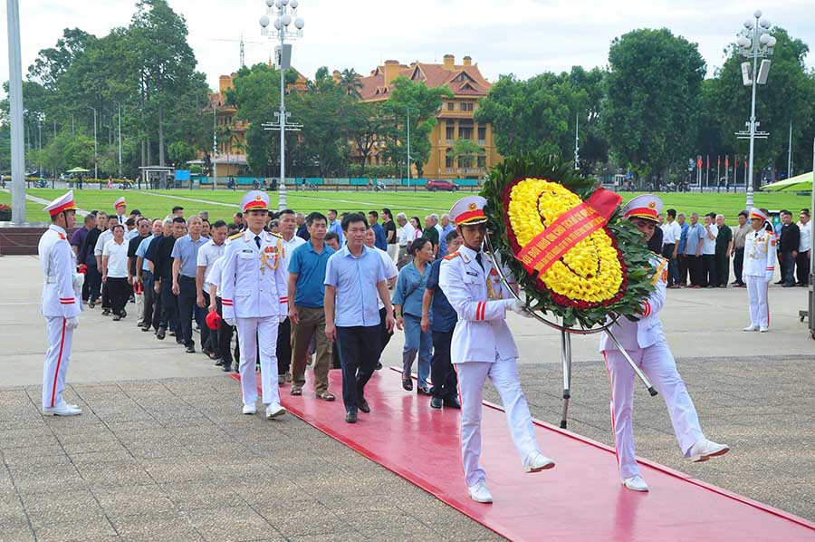 A delegation of prestigious people from Lao Cai province offers flowers to report achievements at the Mausoleum of President Ho Chi Minh. Photo: Lao Cai Provincial Police e-Portal