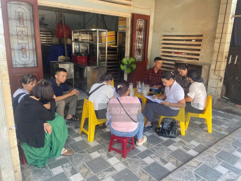 Đoàn liên ngành làm việc với cơ sở vi phạm trong vụ ngộ độc bánh mì ở Điện Bàn, Đà Nẵng. Ảnh: Hoàng Bin 