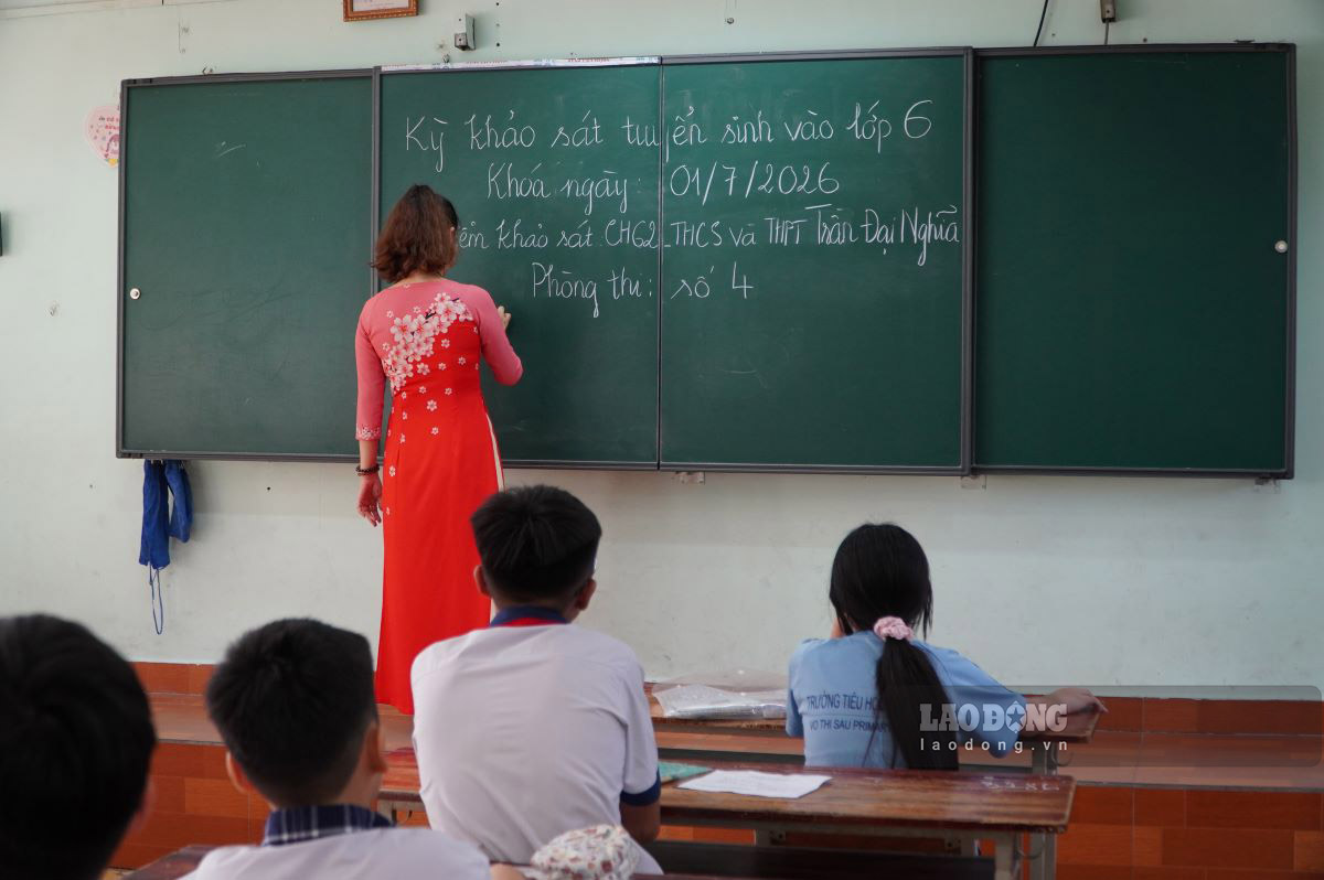 Students participate in the 6th grade enrollment survey of Tran Dai Nghia Secondary and High School for the 2026-2027 school year. Photo: Chan Phuc