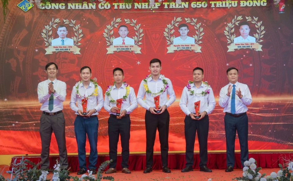 Leaders of Thong Nhat Coal Company - TKV commend and reward Excellent Workers with High Income in 2025. Photo: Thai Binh/ Thong Nhat Coal Company - TKV